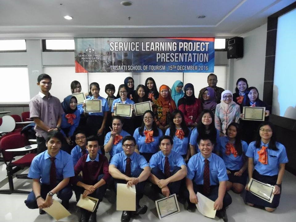 Service Learning Foto bersama