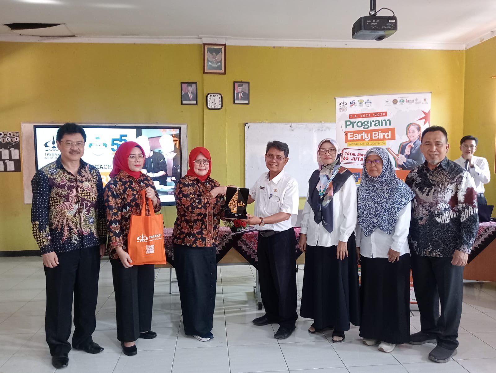 Institut Pariwisata Trisakti Melakukan Join Promotion di SMA & SMK di Indramayu